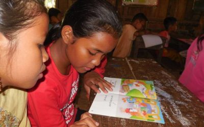 Les escoles de Cambodja reben la donació de llibres per a la millora de l’aprenentatge dels nens
