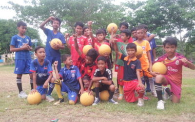 Futbol a l’escola primària de Wat Rokar!