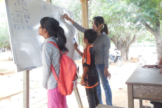 Les nenes i els nens de Cambodja es diverteixen aprenent