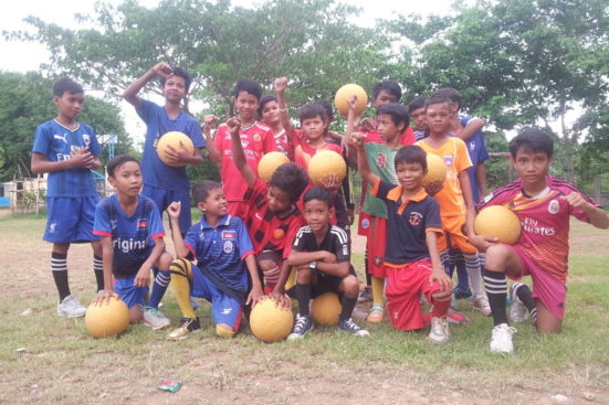 Futbol a l’escola primària de Wat Rokar!